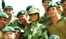 Endlich ein Grund zur Freude: Die Sängerin Cheryl Cole besuchte britische Truppen im Camp Bastion in Afghanistan im Rahmen der Pride of Britain Awards. Die britischen Soldaten nutzten die hübsche Abwechslung und umgarnten die Sängerin. Foto: dapd