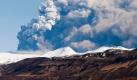 Noch immer stößt der Vulkan riesige Wolken aus Rauch und Asche in die Atmosphäre. Nach Angaben von Experten wird sich daran auch in den kommenden Tagen nicht viel ändern. Foto: dpa