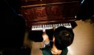 Pianist Liu Wei hat eine Möglichkeit gefunden, trotz fehlender Arme seinem Hobby nachzugehen: Er bedient das Klavier mit seinen Zehen. Der 23-Jährige aus Shanghai musste seine oberen Gliedmaßen schon in der Kindheit wegen eines Unfalls amputieren lassen. Ins Rampenlicht kam er mit seiner ungewöhnlichen Art des Musizierens, als er vor kurzem in der Fernsehsendung China`s Got Talent, der chinesischen Version des Supertalent sein Können unter Beweis stellte. Foto: ap