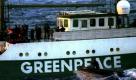 French Navy commandos are seen early 02 September onboard the Rainbow Warrior II after they took control of the vessel inside the French-declared exclusion zone around Mururoa Atoll in the South Pacific. Two divers from the Greenpeace anti-nuclear organisation were also arrested when they tried to reach the atoll, where France plans to carry out nuclear testing.  Foto: dpa