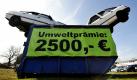 Mit Schrottautos in einem Container warb ein Autohändler bei Rosenheim für den Neuwagenkauf. Der Fördertopf für die Abwrackprämie war Mitte April aufgebraucht. Bis zum 1. April 2009 gingen insgesamt rund 842.000 Anträge ein, wie eine Sprecherin des Bundesamts für Wirtschaft und Ausfuhrkontrolle mitteilte. Foto: ap