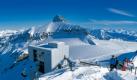 Im Skigebiet Glacier 3000 bietet nicht zuletzt das vom Schweizer Stararchitekten Mario Botta erbaute Gletscher-Restaurant ein einmaliges Panorama über das Genferseegebiet.
Die Felswand des Bergmassivs, die das kleine Dorf im Ormont-Tal umschließt, galt im Mittelalter als gefährlicher und verfluchter Ort, wo der Teufel sein Unwesen trieb. Daher leitet sich auch der Ortsname Les Diablerets vom französischen le Diable, der Teufel ab. Angst braucht heute in Les Diablerets keiner mehr zu haben, allenfalls etwas Mut für die Vielzahl von Abenteuersportarten. Les Diablerets trägt das Gütesiegel «Familien willkommen». Ein breites, kinderfreundliches Veranstaltungsprogramm und angepasste Preise und Infrastruktur zeichnen die Anstrengungen zu Gunsten der kleinen Gäste aus.
Winter
Drei Skigebiete mit insgesamt 125km Pisten und einem Snowpark erstrecken sich bis auf 3000m. Das Loipennetz (30km klassisch und 15km Skating) ist zum Teil nachts beleuchtet. Weitere Angebote sind eine 7,2km lange Schlittelbahn, Schneeschuhwanderungen, Snowbiking oder Eisfallklettern. Im Skigebiet Glacier 3000 bietet nicht zuletzt das vom Schweizer Stararchitekten Mario Botta erbaute Gletscher-Restaurant ein einmaliges Panorama über das Genferseegebiet. Foto: swiss-image.ch
