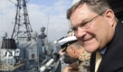 ARCHIV: Verteidigungsminister Franz Josef Jung (CDU) verabschiedet in Dschibuti die Fregatte 'Karlsruhe' (Foto vom 23.12.08). Jung will der Bundeswehr mit einer Verfassungsaenderung Geiselbefreiungen ermoeglichen. Im Hinblick auf die Entfuehrungen deutscher Schiffe vor der Kueste Somalias sagte Jung der Zeitung 'Bild am Sonntag' (Onlineausgabe vom 09.08.09), derzeit sei die Polizei fuer Geiselbefreiungen zustaendig. (zu ddp-Text) Foto: Axel Schmidt/ ddp Foto: ddp
