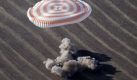 Eine Sojuskapsel mit (unter anderen) dem Weltraumtouristen Guy Laliberté an Bord landet sicher in der kasachischen Steppe. Foto: dpa