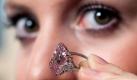Im Auktionshaus Sotheby's ist ein rosa Diamant für umgerechnet fast 34 Millionen Euro versteigert worden.  Foto: dpa