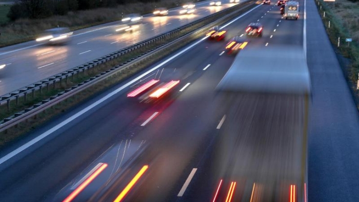 Auf den deutschen Autobahnen bleibt es am ersten Advent-Wochenende voraussichtlich ruhig.
