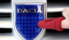Das Logo eines Dacia, der zum Portfolio des französischen Autoherstellers Renault gehört, wird am 03.01.2007 in einem Autohaus von Renault in Köln geputzt. Die französische Automarke Renault hat wegen langer Lieferzeiten nicht von der Abwrackprämie profitieren können und im ersten Halbjahr 2009 in Deutschland an Boden verloren. Der Absatz stieg nach Herstellerangaben um 0,7 Prozent auf gut 68 400Verkäufe. Ein Verkaufsrenner war dagegen die Billigmarke des Konzerns, Dacia.
 Foto: dpa
