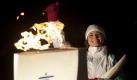 Sängerin Shania Twain entzündet die olympische Fackel im Hollinger Park in ihrer Heimatstadt Timmins in Ontario. Foto: ap