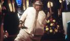 Martin Lawrence tat es ihm in Big Mamas Haus gleich. In XXL-Blümchenkleid und Schwabbelanzug tanzte er durch den Film und zum Erfolg. Foto: dpa