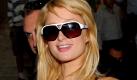 Hotelerbin Paris Hilton hat ein ovales Gesicht, mit dem sie eigentlich alle Brillenformen gut tragen könnte. Doch Stars wie Paris kennen die Trends gut und wissen, dass keine Sonnenbrille so angesagt ist wie die Pilotenbrille. Und da es das It-Girl ausgefallen liebt, hat es sich für ein Brillenmodell mit strahlendweißem Rand entschieden. Foto: dpa