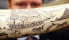 Der Direktor des Meeresmuseums Stralsund, Harald Benke, zeigt ein 40 Zentimeter langes Horn. Es zeigt eine dramatische Walfangszene. Mehr als hundert Jahre alte Walknochen und -zähne eröffnen künftig einen besonderen Blick in die Geschichte des Walfangs. Das Museum erwarb eine der bedeutendsten Sammlungen sogenannter Scrimshaw-Werke in Deutschland aus Privatbesitz. Die Sammlung umfasst 125 Arbeiten mit Darstellungen aus dem Alltag des Walfangs und erotischer Fantasien.  Foto: dpa