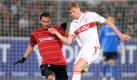 Derbyfieber und Zweikämpfe en masse - so wie hier zwischen Freiburgs Ömer Toprak und Stuttgarts Pavel Pogrebnyak.
 Foto: ddp