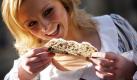 Das neue Dresdner Stollenmädchen, Claudia Ruhmland, beißt in der Altstadt in Dresden in eine Scheibe Stollen. Die 21-jährige Konditor-Auszubildende wirbt jetzt bis nächstes Jahr für das sächsische Tradtionsgebäck und das Dresdner Stollenfest am 4. Dezember. Foto: dpa