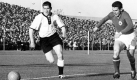 Der deutsche Torjäger Helmut Rahn (l) stürmt auf das jugoslawische Tor zu, verfolgt von Abwehrspieler Dobrsav Kristic (r) (Archivfoto vom 19.06.1958). Rahn schloss die Aktion mit dem 1:0 ab. Es war im Stadion von Malmö im Viertelfinalspiel der Fußball-Weltmeisterschaft gleichzeitig der einzige Treffer, so dass am Ende die deutsche Fußballnationalmannschaft Jugoslawien vor 20.000 Zuschauern mit 1:0 schlug und in das Halbfinale einzog. Foto: dpa/epu (zu dpa 0189 vom 13.02.2006 - nur s/w) +++(c) dpa - Bildfunk+++ Foto: dpa