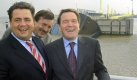 Sigmar Gabriel und sein Förderer Gerhard Schröder. 1999 wird Gabriel Ministerpräsident in Niedersachsen, er bleibt dies, bis er 2003 von Christian Wulff (CDU) abgelöst wird. Foto: dpa