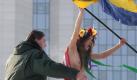 Ukrainische Aktivistinnen protestieren mit nacktem Oberkörper gegen den russischen Energieriesen Gazprom vor dessen Zentrale in Moskau. Ein Gazprom-Mitarbeiter versucht etwas schüchtern, den Protest der Gruppe «Femen» zu beenden. Foto: Maxim Shipenkov Foto: dpa