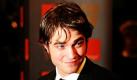 Twilight-Star Robert Pattinson wird wohl doch nicht als Nirvana-Frontmann Kurt Cobain im Kino zu sehen sein. Das britische Boulevardblatt The Sun hatte berichtet, dass Cobains Witwe Courtney Love den 23-Jährigen für die Hauptrolle favorisiert. Das ist eine großartige Geschichte, von der ich zum ersten Mal höre, sagte Loves Manager Jonathan Daniel der Internetseite Spin.com. Er sei jedoch nicht sicher, ob die Sängerin überhaupt wisse, wer Pattinson sei. Foto: dpa