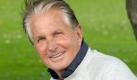 Der Hollywood-Schauspieler George Hamilton posiert am Donnerstag (30.07.2009) in Düsseldorf. Die Hollywood-Legende bekommt zu seinem 70.Geburtstag einen eigenen Stern auf dem berühmten 'Walk of Fame' in Hollywood. Der Stern soll an Hamiltons Ehrentag am 12. August 2009 in Hollywood enthüllt werden. Der US-Amerikaner lebt mehrere Monate im Jahr in Düsseldorf mit seiner Lebensgefährtin der Ärztin Barbara Sturm.
 Foto: dpa