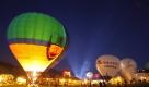 Bunt leuchtende Heißluftballons steigen beim internationalen Ballonfest im weißrussischen Logoisk, 40 Kilometer nördlich von Minsk, in den Nachthimmel.  Foto: ap