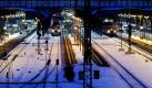 Kein Tauwetter in Sicht: Der schneebedeckte Hauptbahnhof von Darmstadt. Foto: dpa