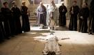 Johannes Anglicus (M, Johanna Wokalek) wird zum Priester geweiht in einer Szene des Films 'Die Päpstin' (undatierte Filmszene). Johanna beschließt, ihr Leben als Mann fortzusetzen, als sich alle Möglichkeiten verschließen, als Frau weiter zu studieren. In Männerkleidung, mit kurz geschorenem Haar und einigen gefährlichen Situationen, in denen ihre wahre Identität fast aufgedeckt wird, gelingt es ihr, den Papststuhl zu besteigen. Sönke Wortmanns neuer Kinofilm «Die Päpstin» feiert an diesem Montag seine Weltpremiere in Berlin. Foto: Constantin Film Verleih GmbH (ACHTUNG: Verwendung nur für redaktionelle Zwecke im Zusammenhang mit der Berichterstattung über diesen Film!) +++(c) dpa - Bildfunk+++ Foto: dpa