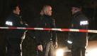 Dänische Polizisten wurden vor dem Haus des Karikaturisten Kurt Westergaard in Aarhus zusammengezogen, nachdem er von einem Somalier mit einer Axt angegriffen worden war. Westergaard konnte sich retten, der Angreifer ist in Haft. Foto: AP