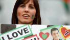 A Portugal fan holds up a sign relating to Portugal's player Cristiano Ronaldo prior to the World Cup group G soccer match between Portugal and North Korea in Cape Town, South Africa, Monday, June 21, 2010. (AP Photo/Armando Franca)





 Foto: ap