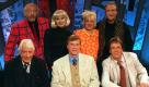 Das Team der RTL-Sendereihe '7 Tage - 7 Köpfe' mit seinen Gästen Mary (3.v.l.) und Jörg Kachelmann (vorne, r.), aufgenommen in Köln (Archivfoto vom 20.09.1996). Zur festen Mannschaft des 'etwas anderen Wochenrückblicks' gehören (l-r): Rudi Carrell, Karl Dall, Jochen Busse, Gaby Köster und Mike Krüger. Fast zehn Jahre nach ihrem Start wird am 30. Dezember um 22.15 Uhr die letzte Ausgabe der RTL-Show ausgestrahlt.
 Foto: dpa