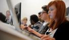 Studenten nehmen am Donnerstagabend (10.03.11) bei der 'Langen Nacht gegen aufgeschobene Hausarbeiten' am Workshop 'Einleitung schreiben' im 'SchreibCenter' der Technischen Universitaet Darmstadt teil. Es ist die erste bundesweite 'Lange Nacht gegen aufgeschobene Hausarbeiten', zu der ausser der TU Darmstadt Hochschulen in Hildesheim, Bielefeld, Bochum, Goettingen und Frankfurt an der Oder eingeladen haben. Schreibberater geben von 18 bis 24 Uhr unter anderem Tipps fuer den Texteinstieg, motivieren fuer den Endspurt oder helfen in einem Workshop, Schreibhemmungen zu ueberwinden. (zu dapd-Text) Foto: Thomas Lohnes/dapd Foto: dapd