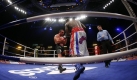 Firat Arslan (l.) und Guillermo Jones belauern sich im Ring. Er hat den Kampf verschlafen. Sich schlagen zu lassen, war nicht der richtige Weg, kritisierte Universum-Chef Kohl die gescheiterte Taktik. Foto: dpa