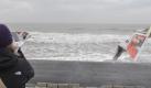 Zeitung im Sturm: Eine junge Frau scheitert an der Strandpromenade auf Norderney beim Medienkonsum - mit dem iPad wär´ das nicht passiert. Foto: Carmen Jaspersen Bildfunk+++ Foto: dpa