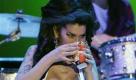 Skandalnudel Amy Winehouse stellt ihre Alkohol- und Drogensucht immer wieder öffentlich zur Schau. So stand sie mehrfach sturzbetrunken auf der Bühne und lallte Songs ins Mikrofon. Nicht nur das. Die Sängerin soll sogar Urlaubern den Alkohol stibitzt haben. So zitiert oe24.at die Sun wie folgt: Ein Insider zur Sun: Wir erwischen sie, wie sie hinter Bars kriecht oder sich hinter Sesseln versteckt. Sie schnappt sich die Getränke der Gäste und rennt davon - wie ein Eichhörnchen mit einer Nuss. Foto: ap