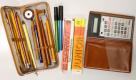 Ferdermappe, Fuellfederhalter und der DDR-Schulrechner SR-1, aufgenommen am Dienstag (30.09.08) im Schulmuseum in Leipzig. Das Schulmuseum sammelt Material zur Schulgeschichte sowie Unterrichtsmittel seit dem 13. Jahrhundert. Besucher koennen verschiedene Unterrichtssituationen aus der Vergangenheit miterleben.
 Foto: ddp