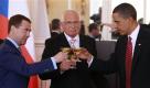 Ein Gläschen aufs Alter: Tschechiens Präsident Vaclav Klaus (Mitte) ist zwar mit 70 Jahren der Älteste zwischen Russlands Präsident Dmitri Medwedew (links) und US-Präsident Barack Obama. Das heißt aber nicht, dass er nicht mehr fidel ist. Foto: dapd