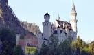 Greenpeace-Aktivisten haben an einer Mauer vor dem Haupteingang des Schlosses Neuschwanstein bei Füssen ein Banner mit der Aufschrift Jailed - For Protecting Whales? befestigt. Mit der Aktion will sich Greenpeace für die zwei Walschützer einsetzen, denen in Japan lange Haftstrafen drohen. Im Zuge ihrer Ermittlungen gegen die japanische Walfangindustrie hatten Junichi Sato und Toru Suzuki neben zahlreichen Zeugenaussagen der japanischen Staatsanwaltschaft 23 Kilogramm Walfleisch übergeben, das sie zuvor in einem Paketdepot sichergestellt hatten. Daraufhin wurden die beiden des Diebstahls angeklagt. Foto: dpa