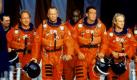 Action-Guru Michael Bay lässt in Armageddon (1998) einen Meteoriten auf die Erde los. Ein Bohrteam aus (von links) Will Patton, Bruce Willis, Ben Affleck und Woody Harrelson soll das verhindern und einen nuklearen Sprengsatz in dem gefährlichen Himmelskörper platzieren, um ihn auszuschalten. Foto: ddp images