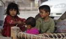 Little flood survivors sit in a makeshift tent set up on the mid section of a main highway in Kamp Koroona village near Nowshera, Pakistan on Monday, Aug. 2, 2010. The government has deployed thousands of soldiers and civilian rescue workers to save people trapped by the floodwaters, distribute food and collect the bodies of the dead. (AP Photo/Anjum Naveed)

 Foto: ap