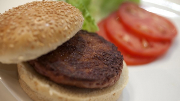 Ein Burger, der aus künstlichem Fleisch besteht und von Professor Mark Post an der Universität Maastricht entwickelt worden ist.