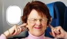 Damit die Ohren beim Anflug nicht schmerzen, hilft es nicht, nur die Finger reinzustrecken. Nase zuhalten und erhöhter Luftdruck von innen dagegen schon. Foto: istockphoto, news.de (Montage)
