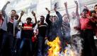 Kleininvestoren zünden bei einer Demonstration nach dem plötzlichen Fall der Aktienkurse vor der Börse in  Dhaka Feuer auf der Straße an. Die Polizei von Bangladesch antwortete auf die Proteste mit Tränengas, um die Menge auseinander zu treiben. Foto: dpa