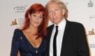 Warum so traurig, Andrea Berg? Immerhin haben Sie eine Goldene Henne gewonnen! Vielleicht lag es ja am Outfit. Die Schlagersängerin zeigt sich hier - im Vergleich zu ihren Bühnenoutifs - fast schon zugeknöpft. Uns aber gefällt das dunkelblaue Glitzerkleid.  Foto: dpa