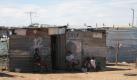 Auch nach dem Ende der Apartheid hat sich die Lebenssituation für viele Schwarze kaum verbessert. Sie leben oft in bitterer Armut, wie in diesem Ghetto in Upington. Foto: ZDF/Winfried Schnurbus