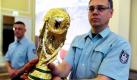 Ein Zollbeamter zeigt den Fotografen eine Fälschung des WM-Pokals. In Berlin erläuterte Finanzminister Schäuble die Arbeit des Zolls im Jahr 2010. Insgesamt wurden bei Einfuhrkontrollen Marken- und Produktfälschungen im Wert von 96 Millionen Euro beschlagnahmt.  Foto: dpa