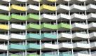 Balkone in einer Hochhaussiedlung. Nicht alle sitzen darauf friedlich in der Sonne, einige üben darauf auch ihre Spuckkünste oder heimwerken. Foto: dpa