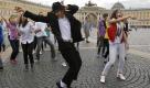 Beat it: Russische Fans zelebrieren den 52. Geburtstag des verstorbenen King of Pop mit einem Tänzchen im Michael-Jackson-Stil auf dem Palastplatz in St. Petersburg. Foto: ap