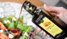 Neben Red Bull und Manner-Waffeln ist Kürbiskernöl ein weiterer Verkaufsschlager aus Österreich. Das Öl wird aus den Kernen des steirischen Kürbisses gewonnen. Mit einem Esslöffel dieses Extraktes hat man schon die empfohlene Tagesdosis der lebenswichtigen Linolsäure (zehn Gramm) abgedeckt. Foto: ddp