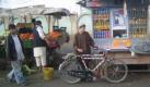 Fortschritte gibt es beispielsweise bei der Strom-, Wasser- und Gesundheitsversorgung, beim Straßenbau (hier ein Obststand in Kabul) und bei der Gleichberechtigung von Frauen. Foto: news.de