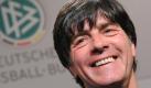 Okay, auf den ersten Blick ist er nicht unbedingt bildschön, aber irgendwas hat er: Bundestrainer Jogi Löw ist mein Favorit - obwohl er mit seinen 50 Jahren mehr als doppelt so alt ist wie ich, noch dazu verheiratet und vermutlich nicht mehr so durchtrainiert wie seine Jungs ist. Und erst der schwäbische Akzent! Für ihn sprechen aber enge, weiße Hemden über breiten Schultern, sympathische Lachfalten, die Ruhe und Erfahrenheit, die er ausstrahlt, eine Aura von begründeter Autorität und die Prise Arroganz, die ich an Männern liebe. Das wiegt alles auf. (Corina Broßmann, Redaktionsassistentin) Foto: dpa