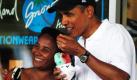 Präsident Barack Obama entspannt mit seiner First Family gerade in Kailua auf Hawaii und muss an der Strandpromenade des Örtchens natürlich einige Fotowünsche von Urlaubern erfüllen. Was Obama da schleckt ist ein sogenanntes shave ice, ein Wassereis, das mit Fruchtsirup verfeinert wird. Foto: dapd