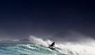 Ian Armstrong aus Südafrika surft beim Cold Water Classic Surfwettbewerb vor der Küste Kapstadts. Der Surfwettbewerb findet vom 26. bis zum 30. Juli in verschiedenen Städten statt.  Foto: dpa